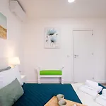 Hostwise - Modern Flat With A