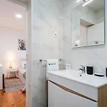 Apartment Hostwise - Modern Flat With A *