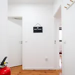 Hostwise - Modern Flat With A