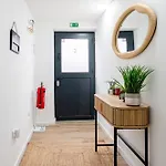 Hostwise - Modern Flat With A