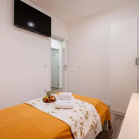 Appartamento Hostwise - Modern Flat With A *