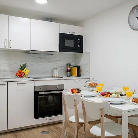 Apartment Hostwise - Modern Flat With A *