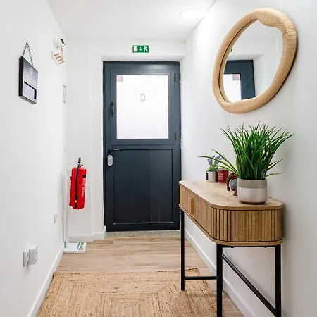 Hostwise - Modern Flat With A